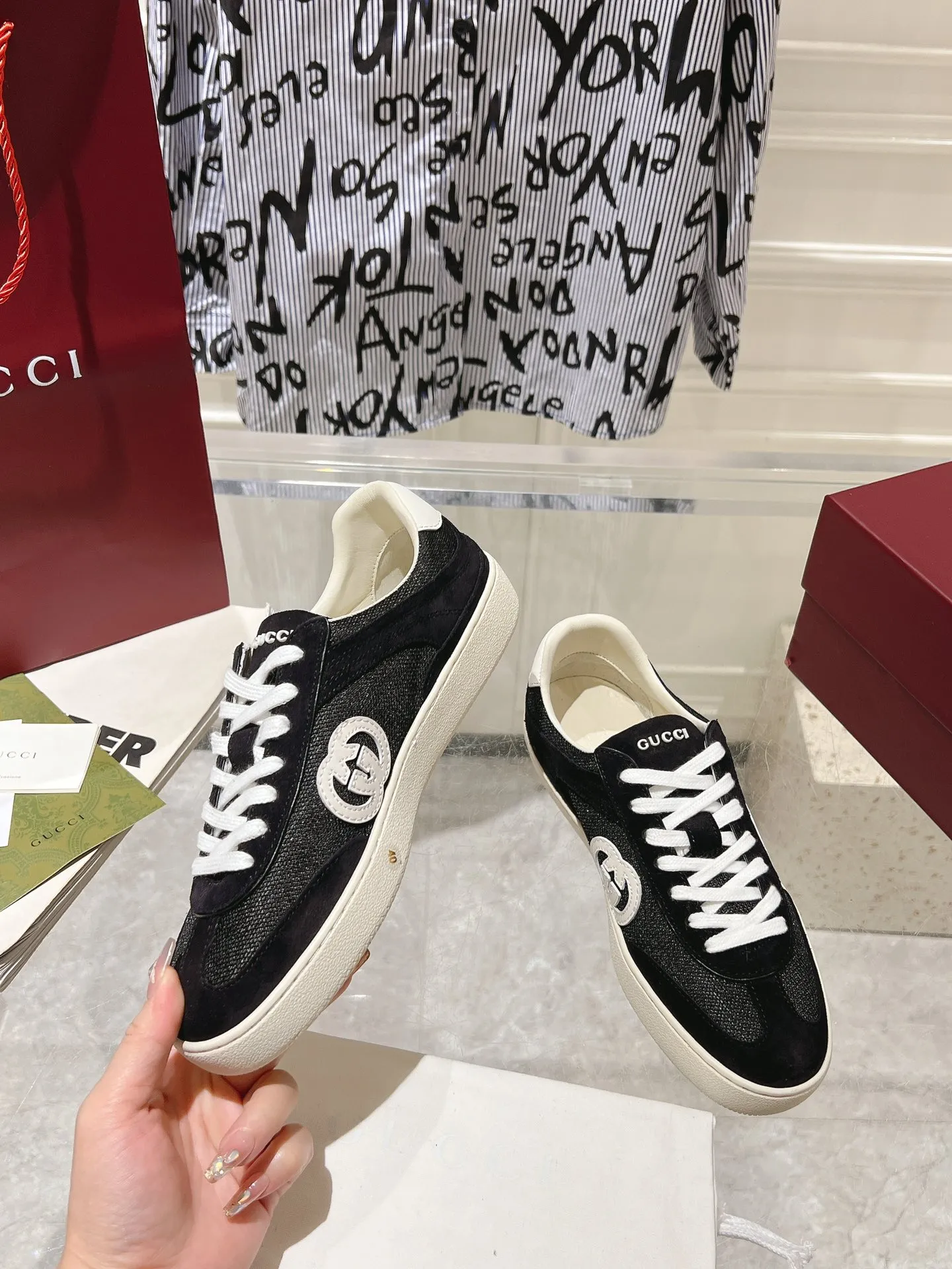 👟👟Ex-factory price 540👟👟Men's size +10 New upgraded version🔥Gucci 2024 new white shoes casual shoes hot recommendation, original TPU soles, original fabrics, original sheepskin lining sheepskin feet🔥Original cover craftsmanship is reproduced one to one! The pursuit of ultimate comfort! 🔥🔥 [Love] Fabric: Imported cow suede + mesh [Love] Packing: Counter-matched red shoe box ➕ Aviation airplane box [Love] Code number: 35-45